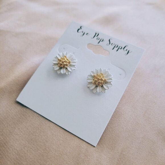 5/$25 White Flower Earrings Daisy Statement Earrings - Picture 3 of 5